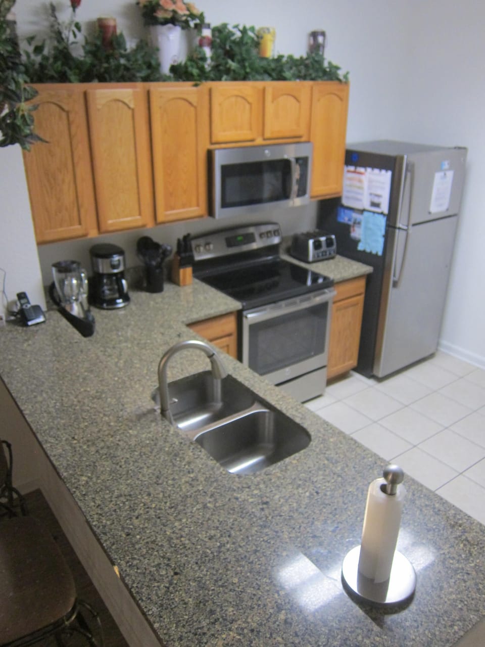 Fully equipped kitchen with quartz countertop