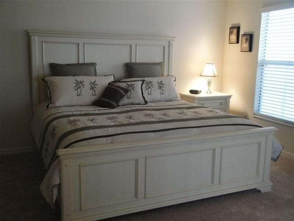Master Bedroom/King bed