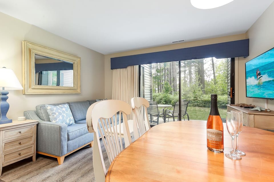 THE TRUE NORTH presents… Bayview Retreat @ The Shores ➠ UNIT 5677
Relax among sandy beach vibes and that perfect lake breeze.