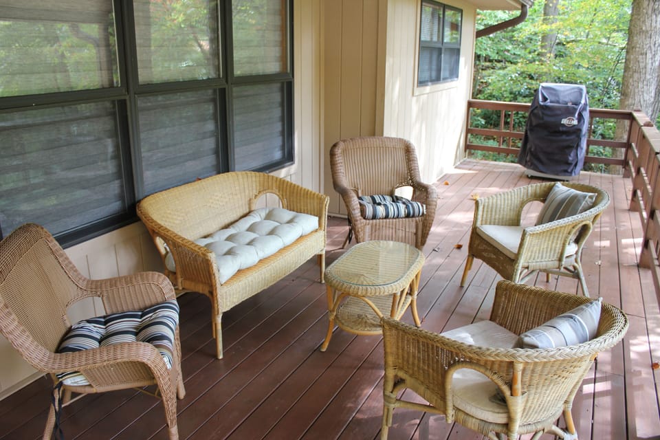 Deck seating area