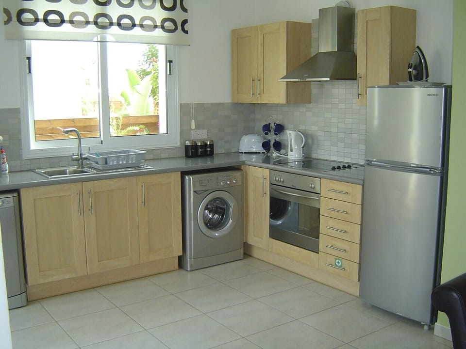 Fully Equipped Kitchen with Granite Worktop