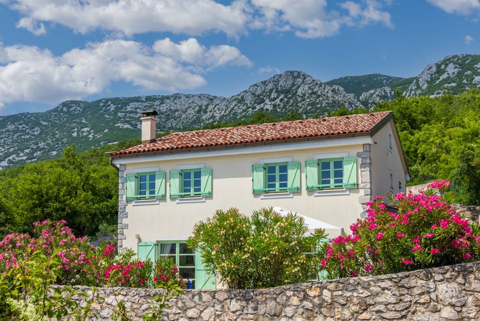 VILLA TRIBALJ 1000 sqm property in very peaceful village only 6km from the sea