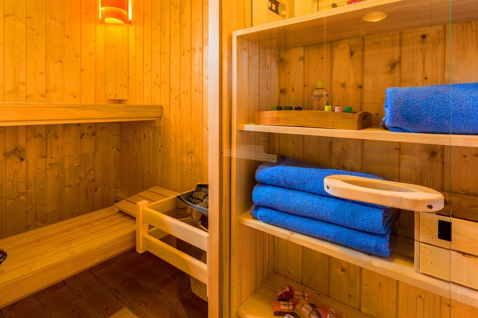 WELLNESS - Finish sauna with sauna towels, bathrobes, essential oils, slippers
