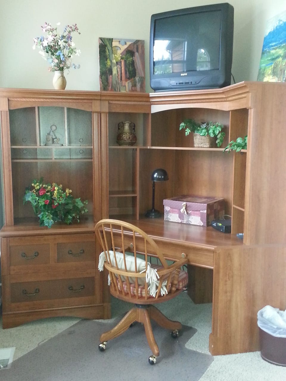 Desk alcove in Guest Bedroom with Internet & WIFI 