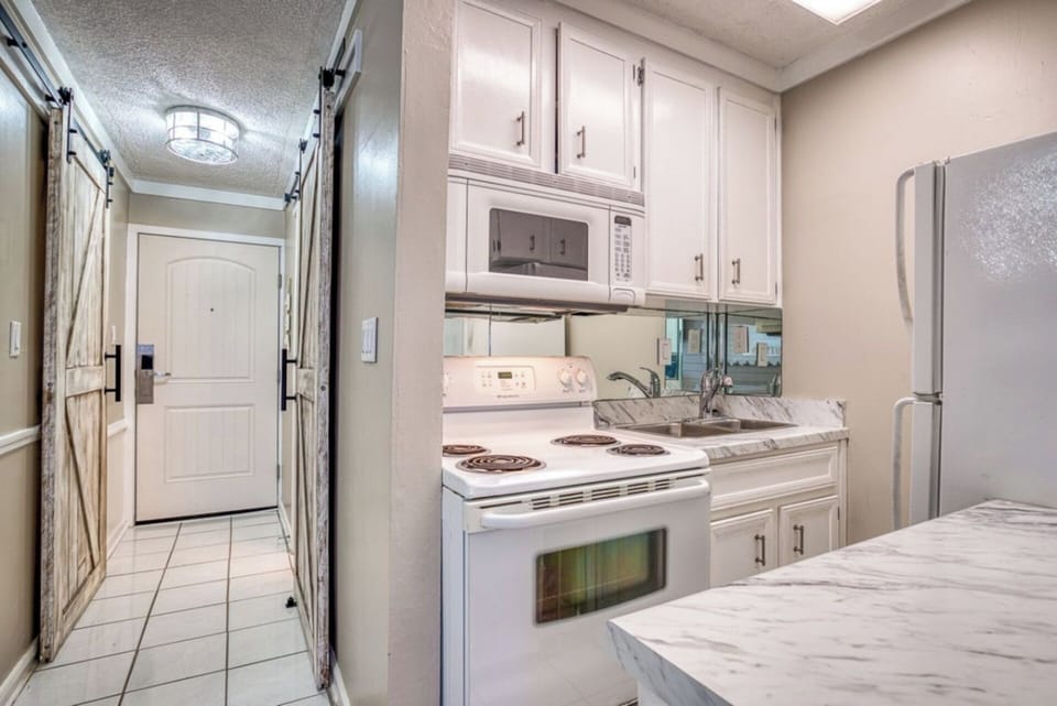 Fully equipped kitchen for easy meals and beach snacks