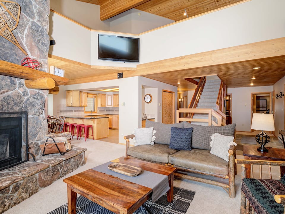 Beaverhead 1422. Living Room, 2