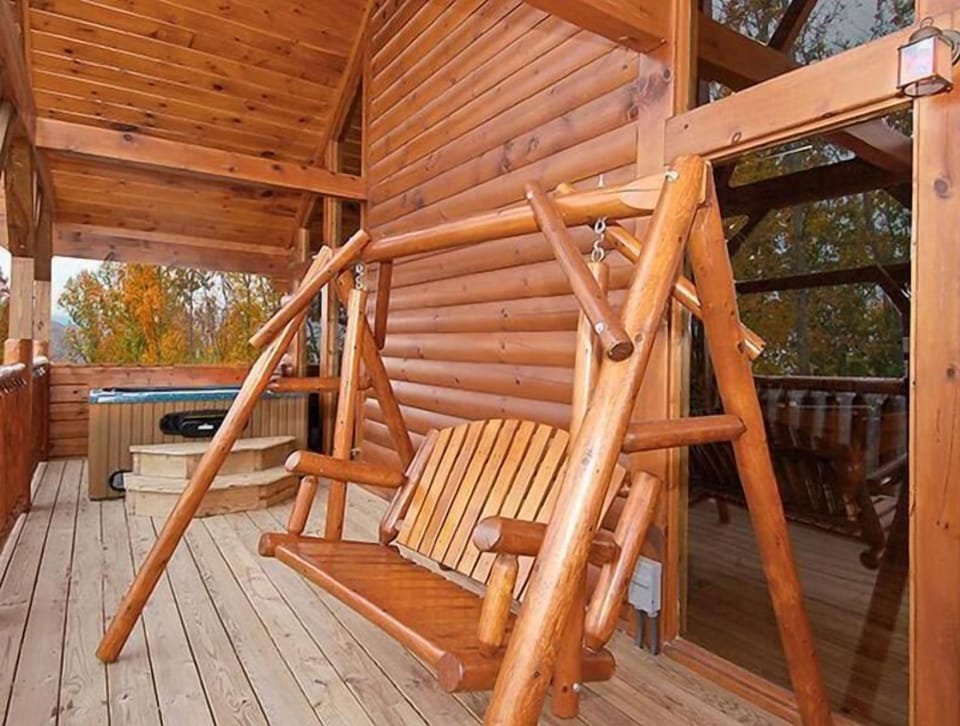 Hot Tub &amp; Bench Swing overlooking Amazing Views
