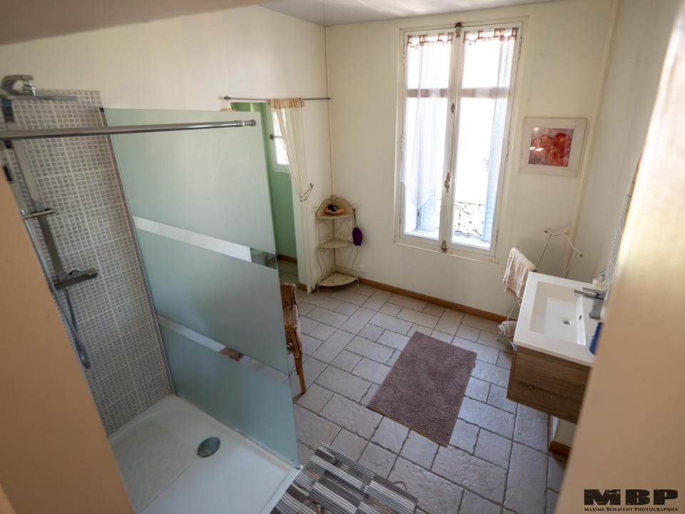 The private bathroom of Chambre Peron.