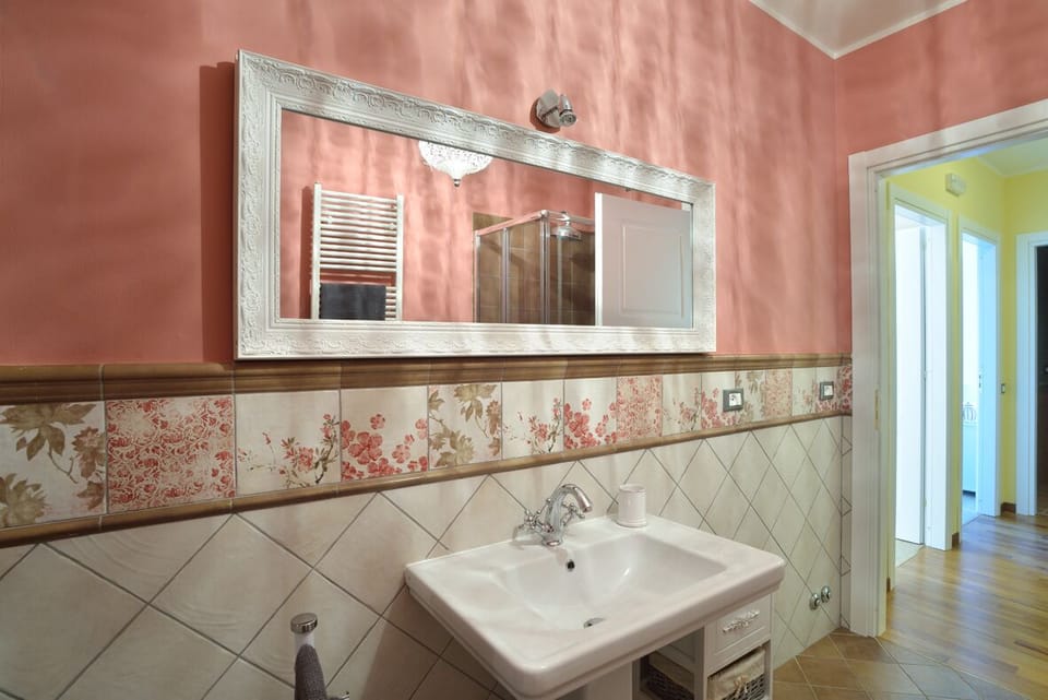 Belvedere B bath with shower enclosure