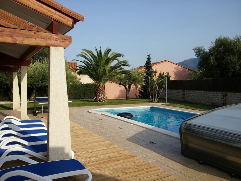 South facing garden with plenty of relaxation areas