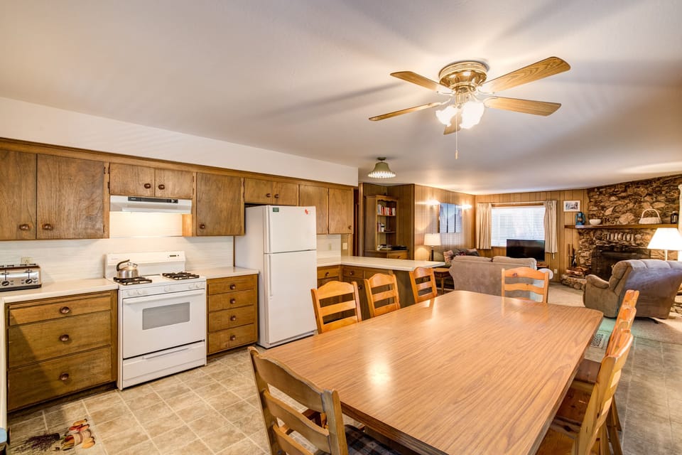 Dining area with seating for 6