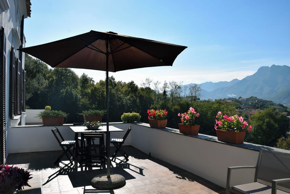 Terrazzo a livello con vista sull'agro Nocerino e sul Vesuvio