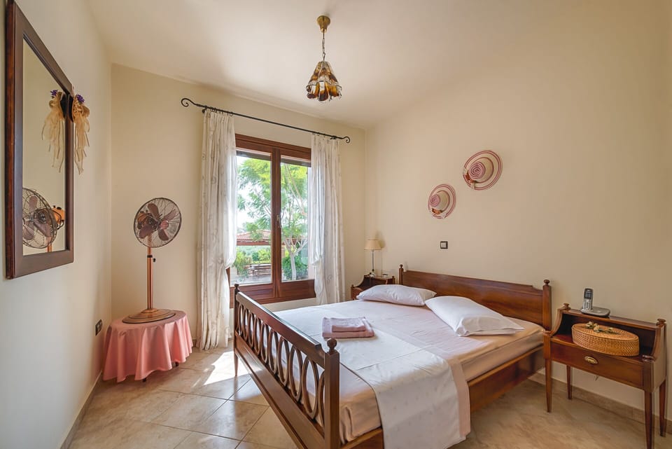 BEdroom downstairs - Villa Russelia