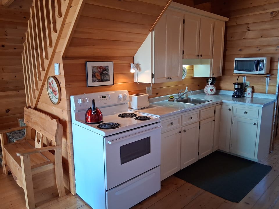 Efficient kitchen with everything you need at your fingertips.