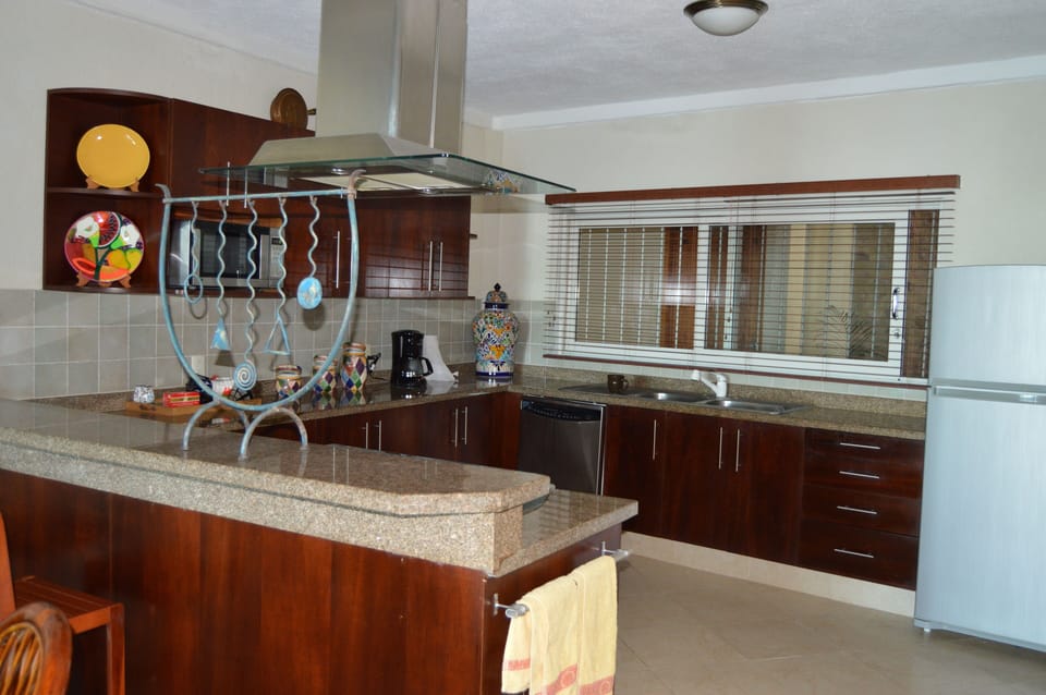 Breakfast bar/4 stools -stainless steel appliances and granite counter tops