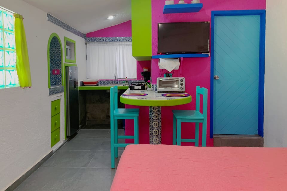 Kitchen, Dining Place, Smart TV (free Netflix)