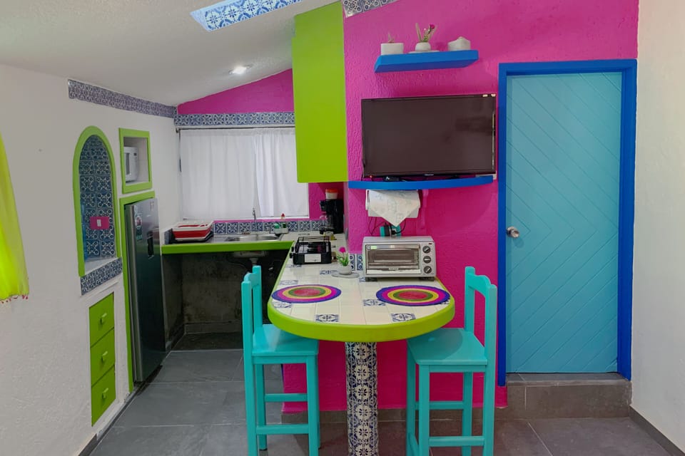 Kitchen, Dining Place, Smart TV (free Netflix)