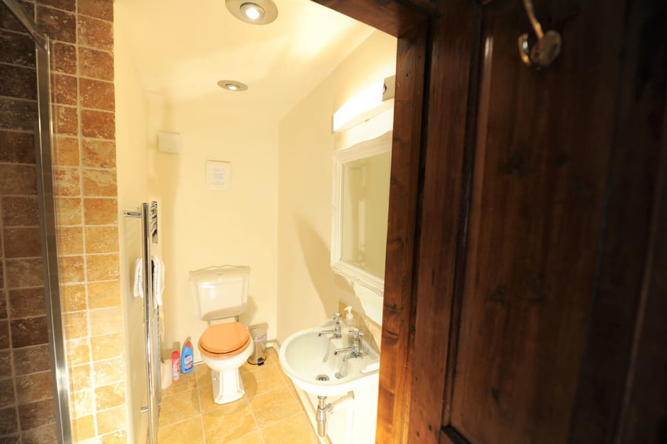 En-suite to the Master Bedroom
