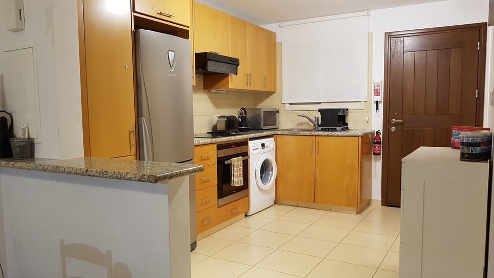 kitchen oven hob microwave washing machine fridge freezer