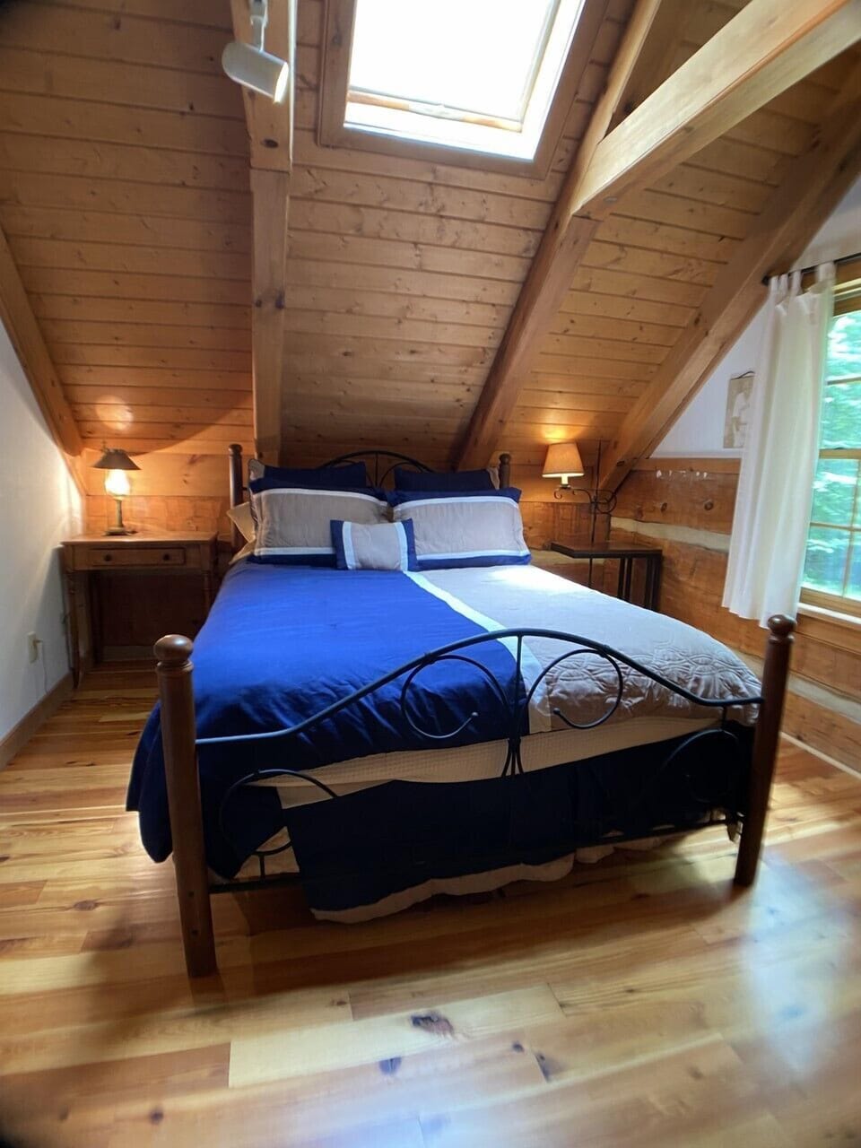 Loft bedroom (open to the living area below)