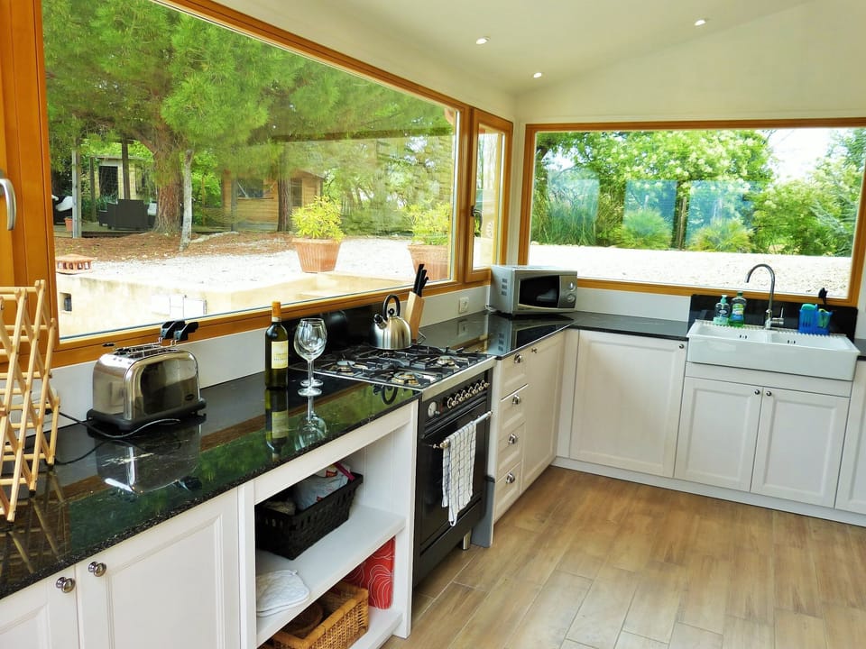 The light and bright kitchen with views from all sides 