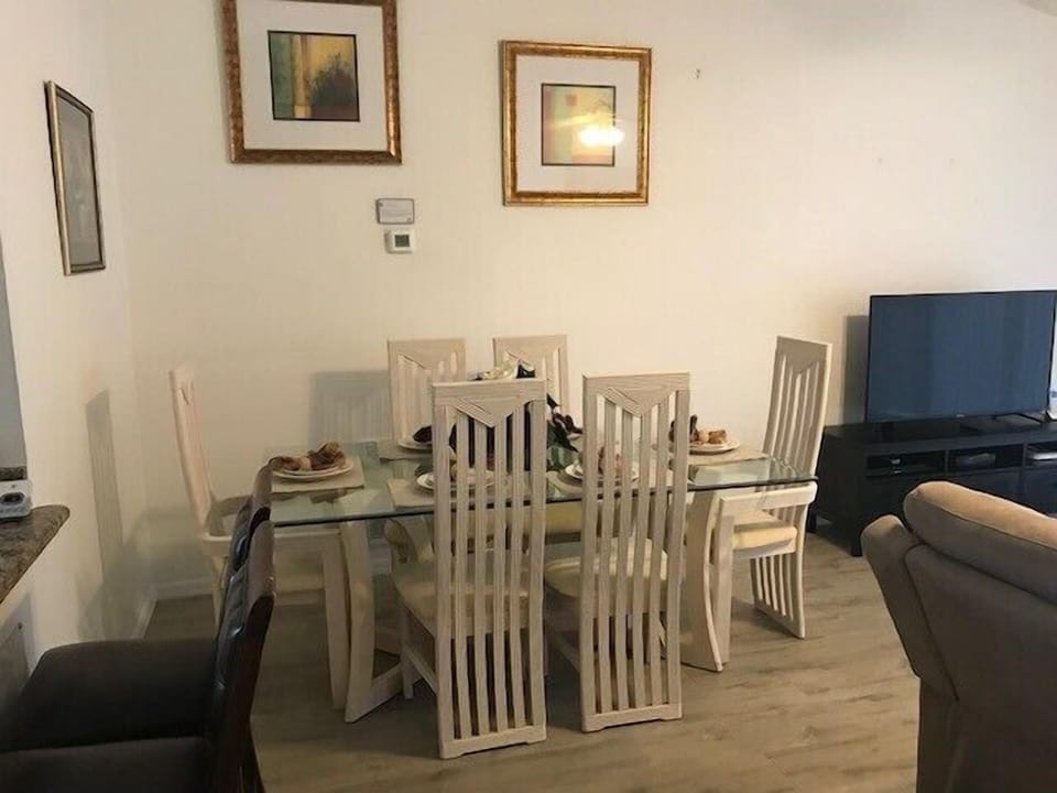 Formal dinning table.jpg