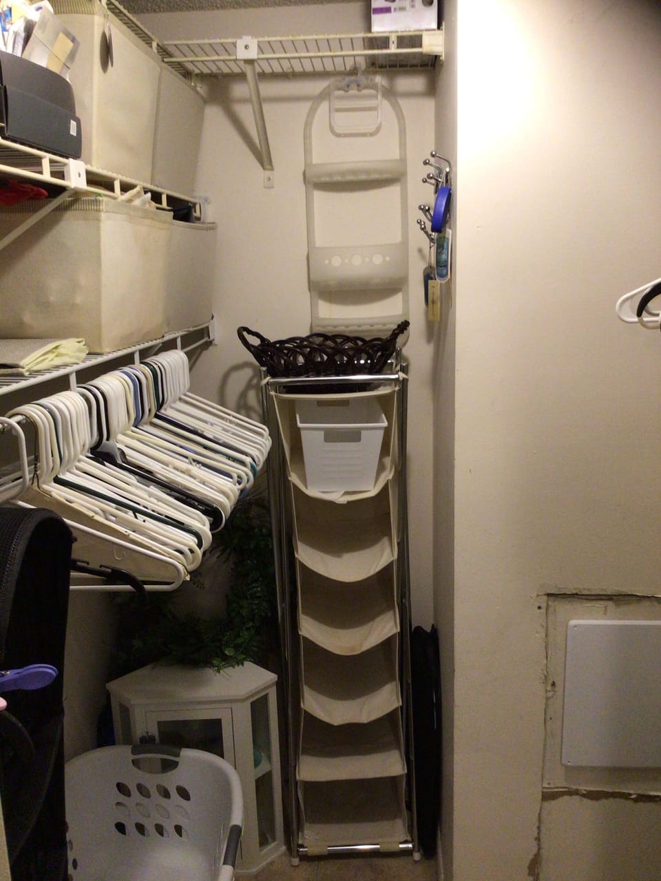 Walk-in mbrm closet ,water valve pls shut if gone for 2 or more days