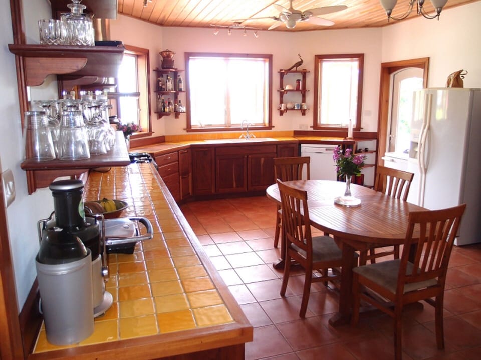 A great kitchen design so you can easily prepare delicious meals or socialise.
