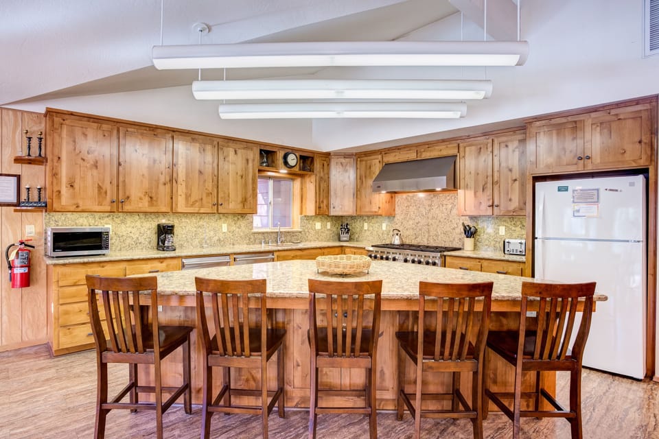 Kitchen – island seats 5