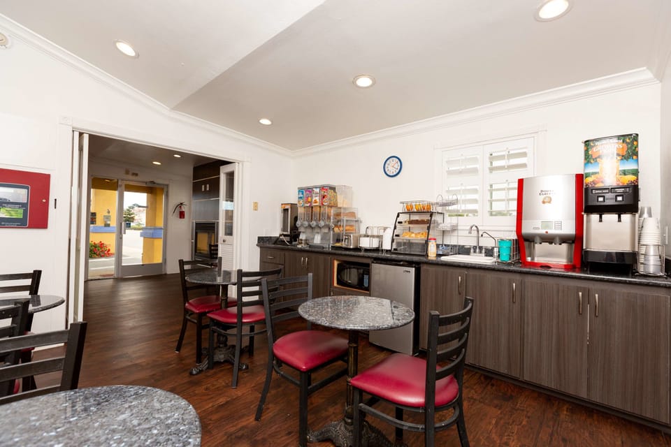 Free daily continental breakfast