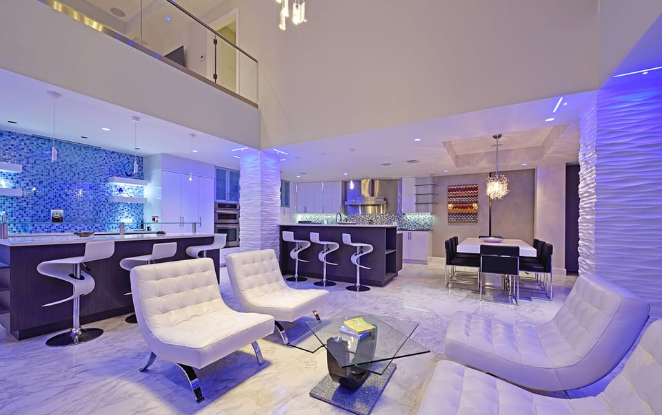 Lavish luxury. Connect with the waves of the Gulf in all imaginable ways.