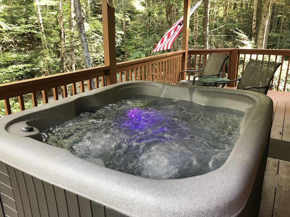 Installed 10-11-2019 BRAND NEW HOT TUB. LOTS OF JETS AND COOL LED LIGHTS

