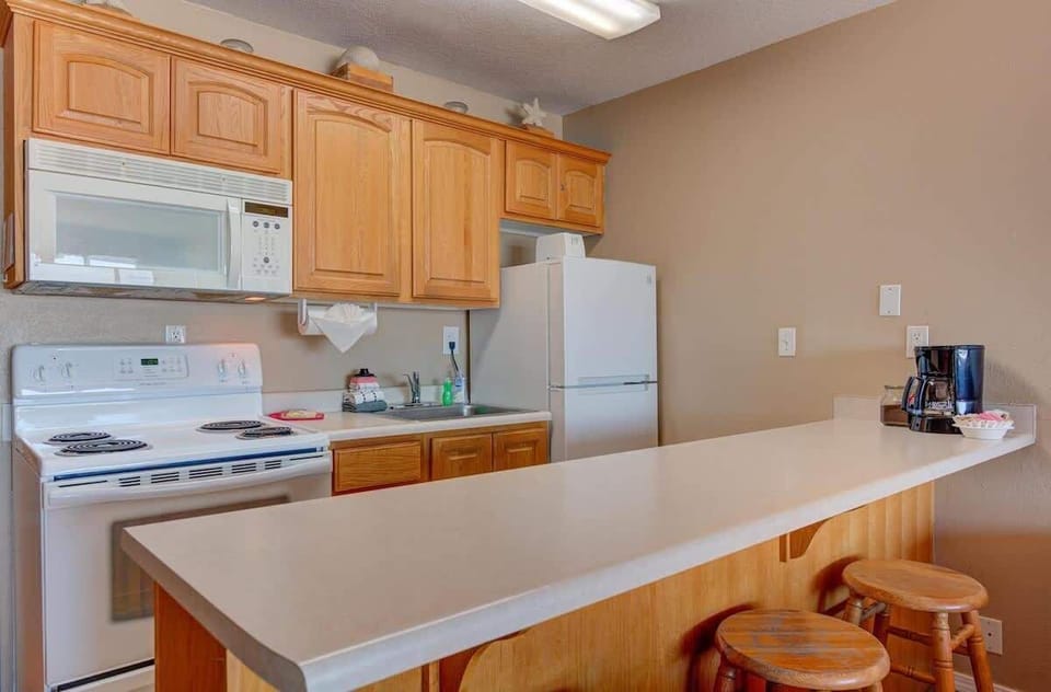Lots of counter space here