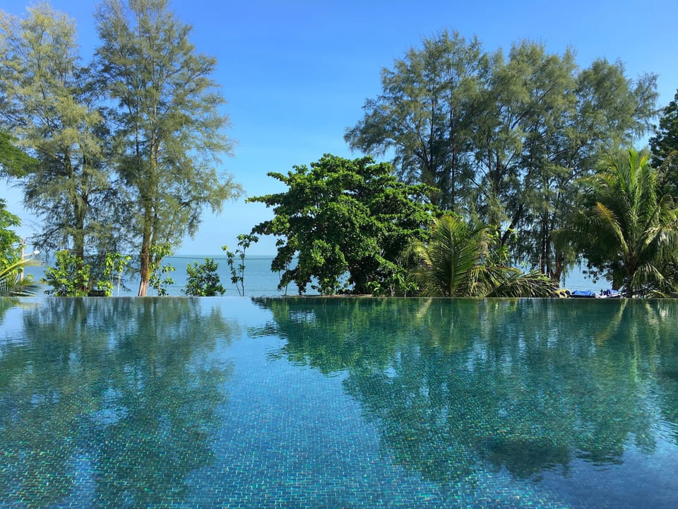 Beachfront pool with direct sea view