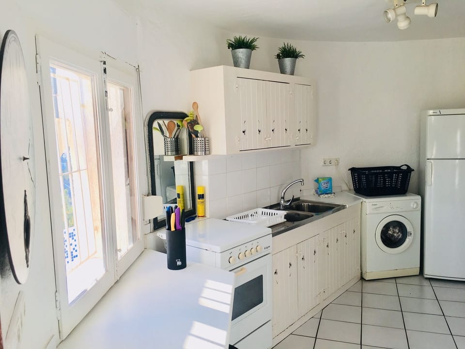 Summer kitchen is fully equipped ... gas hob/oven,washing machine,fridge freezer