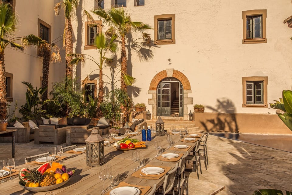 Courtyard dining table and grand entry
