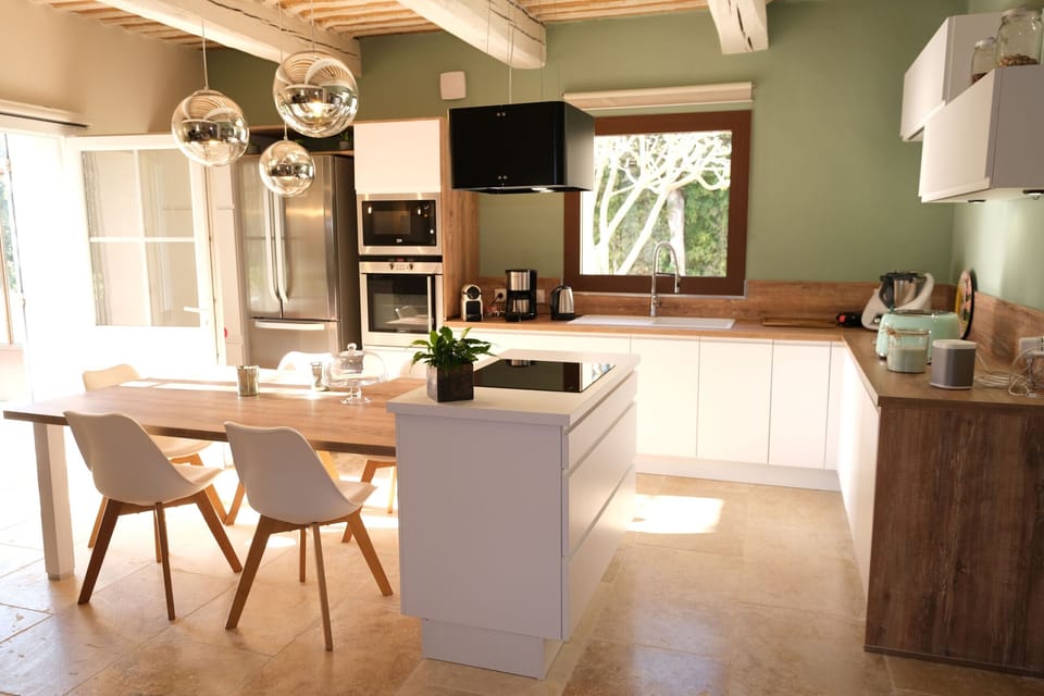 CAUMONT-SUR-DURANCE vacation rental, house to rent with all comfort, kitchen for 6 people. Online reservation with Plaisirs & Maisons de Provence