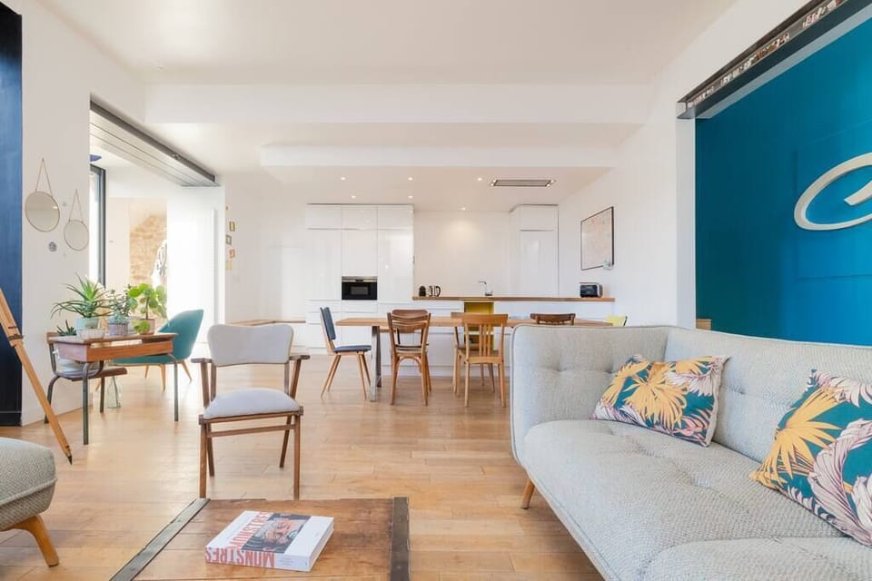 Le salon est spacieux et confortable.