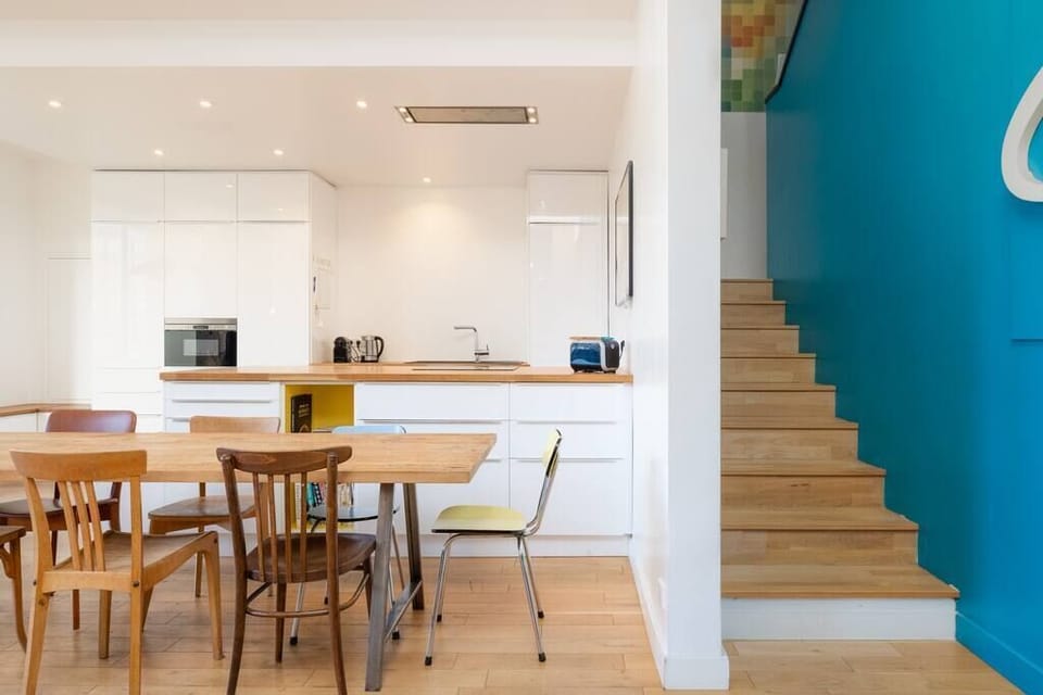 Un grand escalier mène de la pièce de vie au 1er étage où se trouvent une partie des chambres.