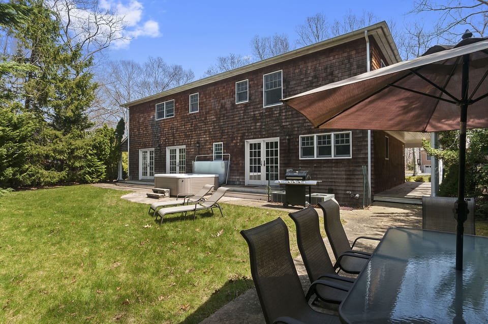 Backyard complete with BBQ and jacuzzi