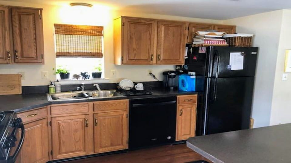 Kitchen Gas Oven, Microwave, Keurig Coffee Maker, Blender, Garbage Disposal