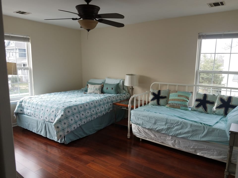 Master BR with Queen bed & Daybed (Two twins).  2 Large closets & Smart TV