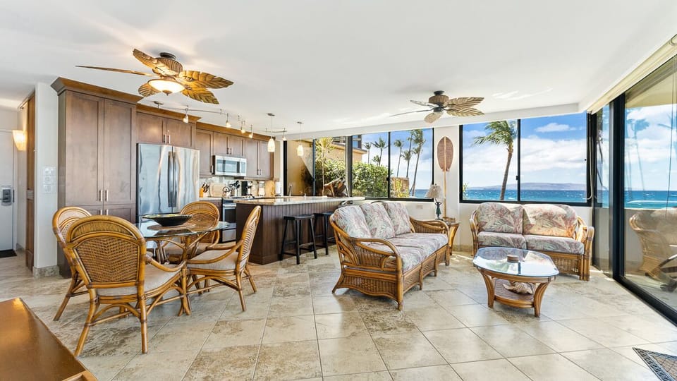 Corner unit provides views to the south of Keawakapu Beach!