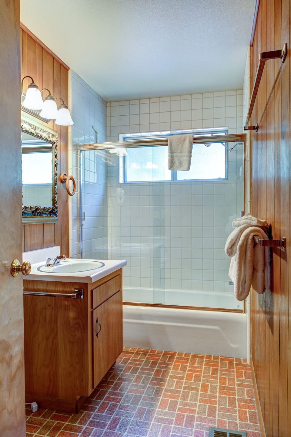 Bathroom 2 combo shower/tub