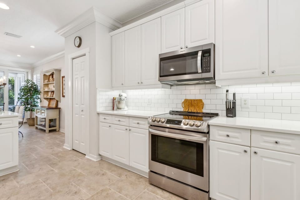 Fully Equipped Luxury Kitchen with Stainless Steel Appliances and Stunning Quartz Countertops