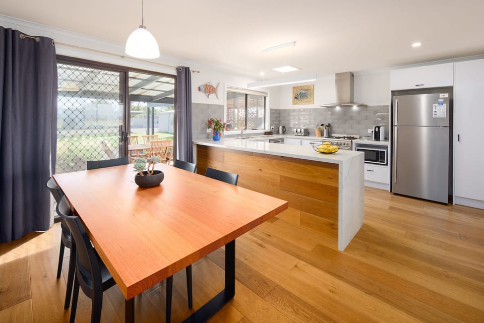 Dining/kitchen