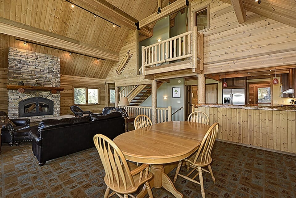 Great Room Balcony, Wood Fireplace & Dining Room Table Seats Up to 12-14