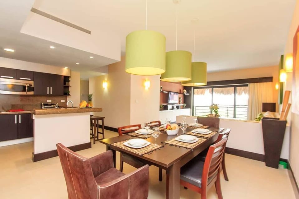 Open living space & dining area w/table for 6 to enjoy dinner together