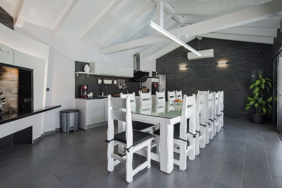 Pool House 
Fully equipped kitchen
Gas barbecue with lava rocks
Sound system