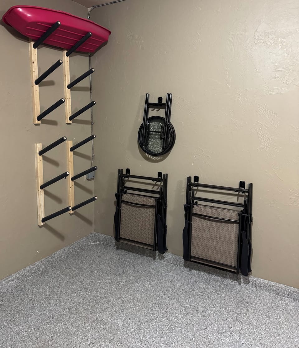 Racks for 6 snowboards & 6 pairs skis.  
4 deck chairs & 2 side tables